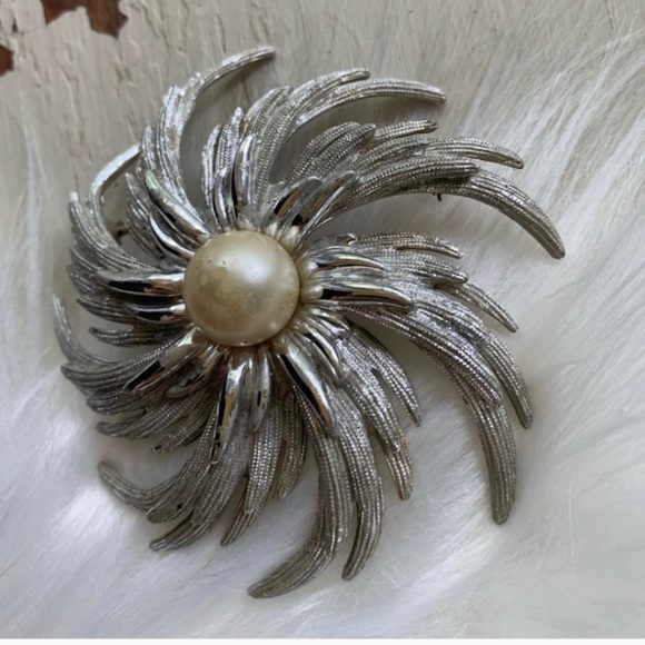 large Vintage Sarah Coventry pinwheel brooch - Picture 2 of 5